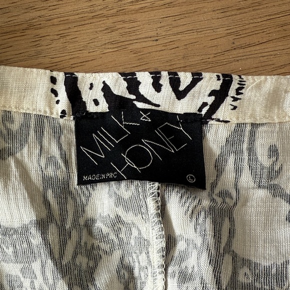 Elegant Black and White Women's Blouse - Picture 2 of 4